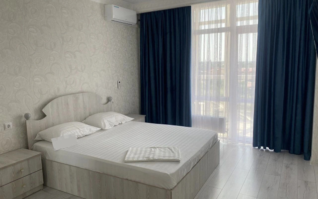 Квартира однокомнатная с видом из окна на озеро