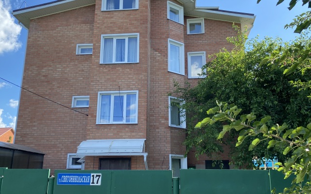 v Kottedzhe s Otdel'nym Vhodom so Dvora Living Quarters