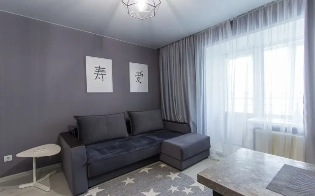 Evrodukhkomnatnaya so stilnym remontom v tsentre Flat