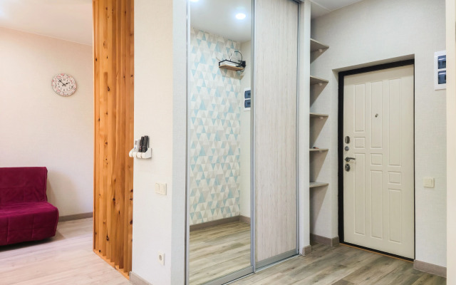 Studiya na tikhoy ulitse s vidom na les Flat