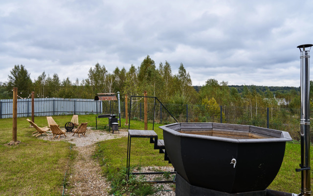Частный дом с панорамными окнами у озера
