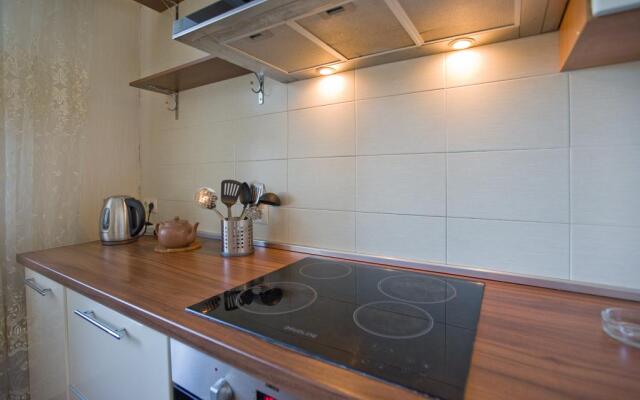 Апартаменты Трехкомнатные на Коломяжском 26