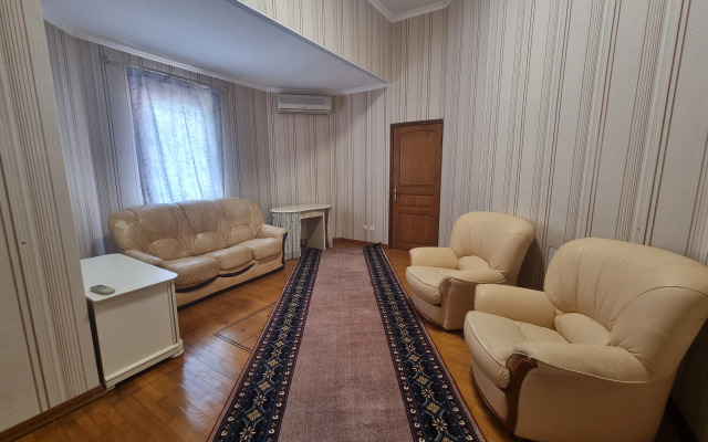 S Basseynom Private House