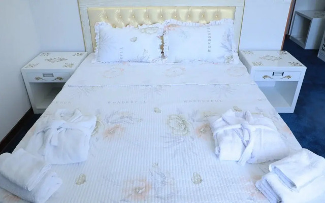 Отель Maqom Plaza