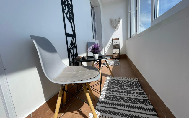 Okeanskie Panoramy. Vid na okean, vulkan, buhtu, gory i gorod Flat