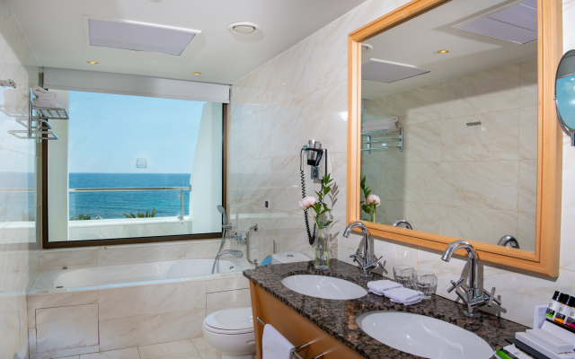Constantinou Bros Pioneer Beach Hotel
