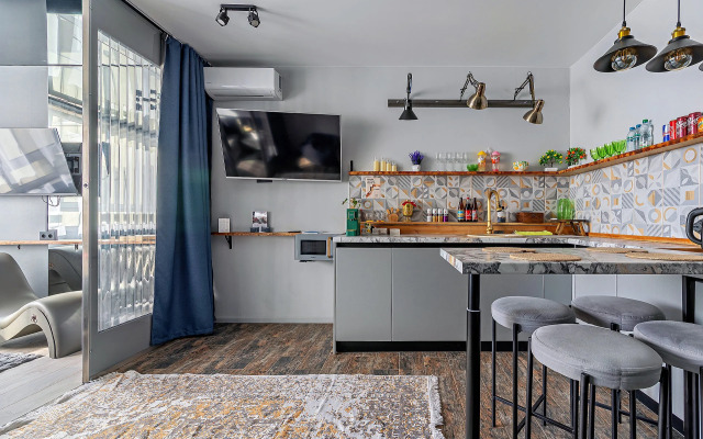 Квартира с Водными Панелями и Огромной Ванной Джакузи