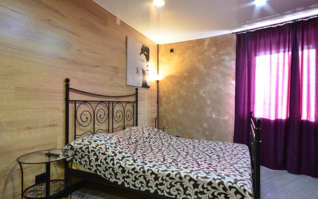 Na Naberezhnoy Na 9 Chelovek Flat