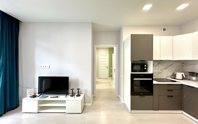 Lyuks Akvamarin s Dizaynerskim Remontom, Dlya Bolshoy Semi Apartments