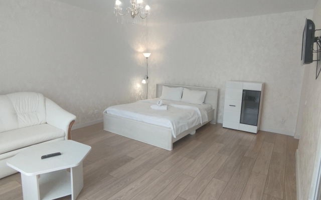 U Glavnoy Ploschadi Pobedy Flat