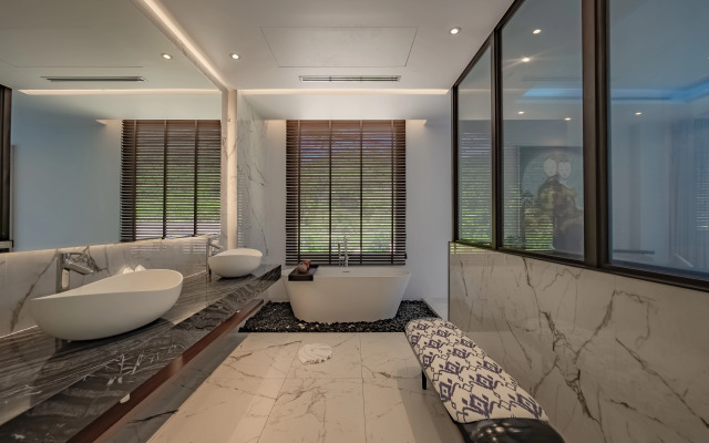 Luxury Infinity Pool Villa in Nai Harn Villa