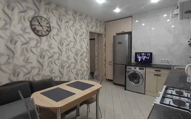 Sovremennaya Kvartira U Vozdushno-Desantnogo Uchilischa Flat