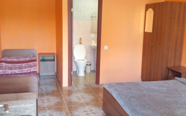 V Pitsunde U Ozera Naala Guest house