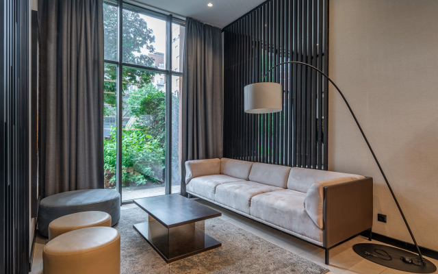 Студия у Метро Космонавтов