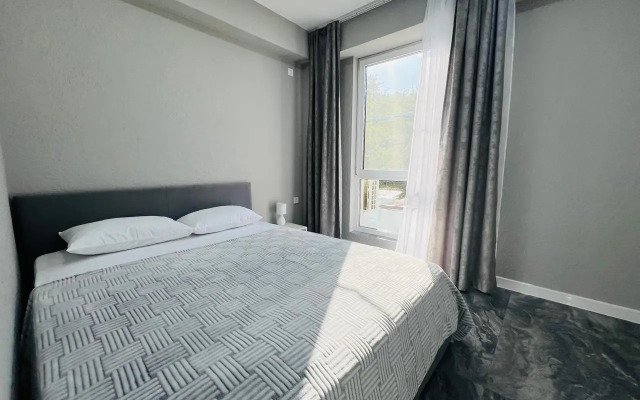 Yevrodvushka S Vidom Na Basseyn Apartments