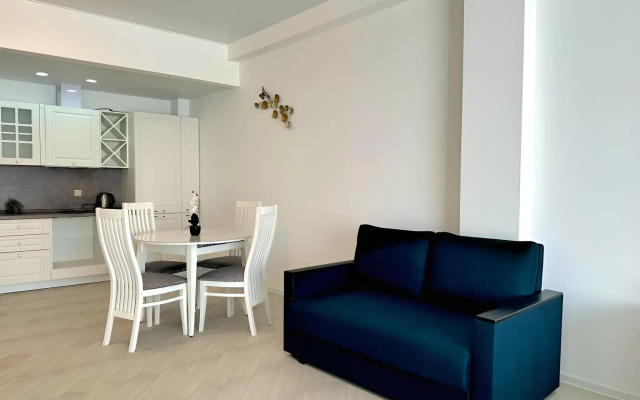 Dvukhkomnatnaya Kvartira S Podogrevaemym Basseynom Flat