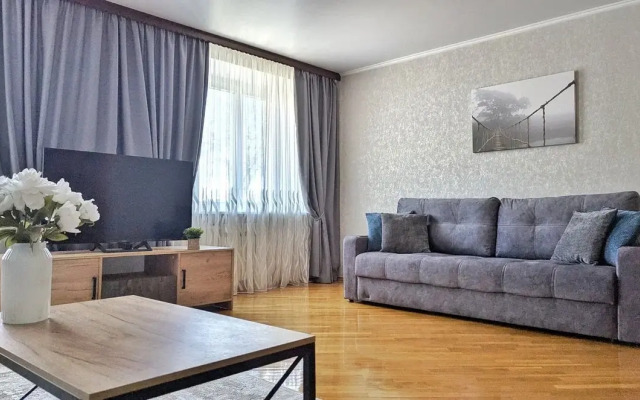 Bolshaya uyutnaya vozle parka flat