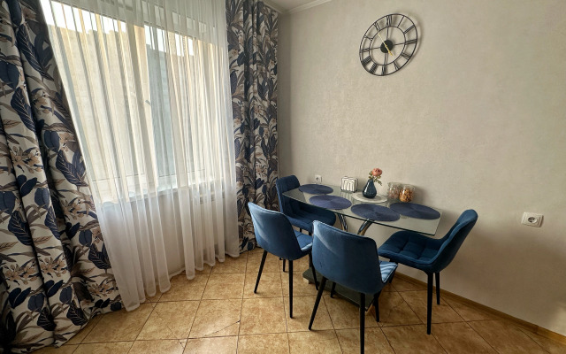 Dvukhkomnatnaya v 10 Minutakh Peshkom ot Naberezhnoy Flat