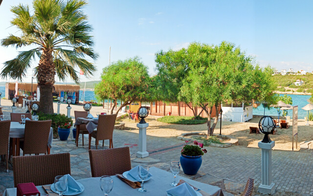 Maya Bistro Hotel Beach
