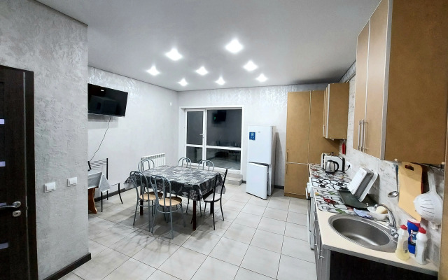 Апартаменты весь первый этаж (100 кв.м.) с 3 спальнями нового городского коттеджа