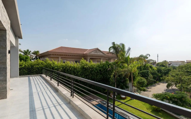 Settle Inn Luxury Swan Lake Villa