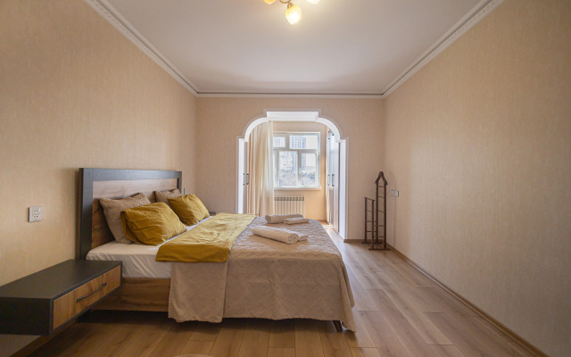 Dvukhspalnie S Gostinoy Komnatoy V Tsentre Goroda Apartments