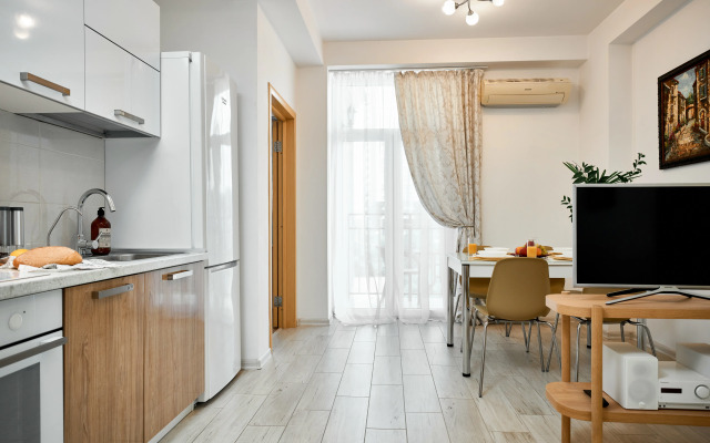 In the center of the Riviera Park Apartments