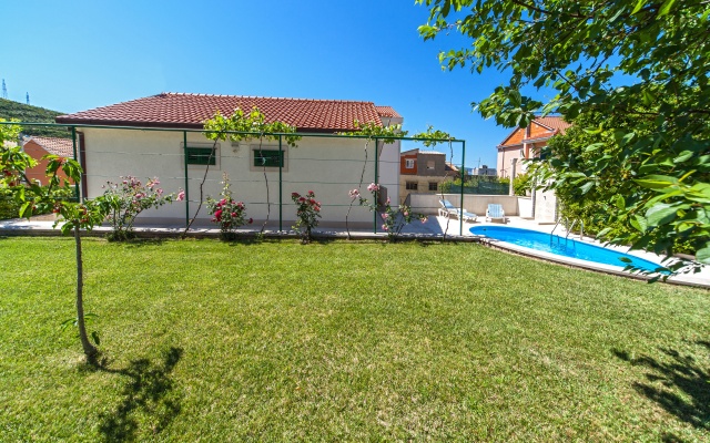 Family Živana Dugi Rat Villa