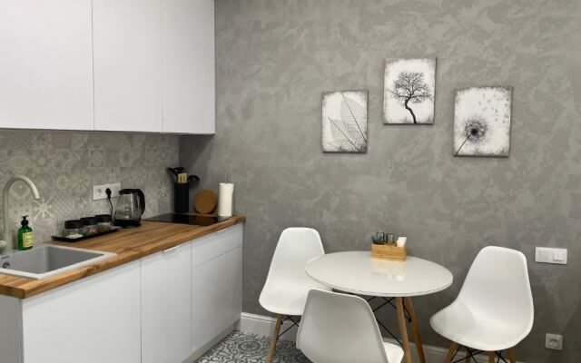 106/Modern studio with designer renovation