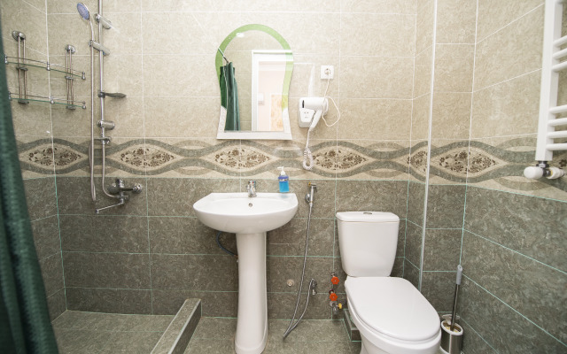 s 5 spal'nyami Guest House