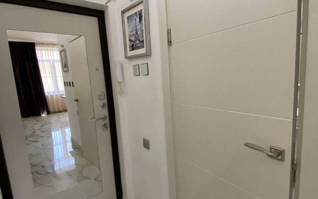 Апартаменты в современном стиле с камином