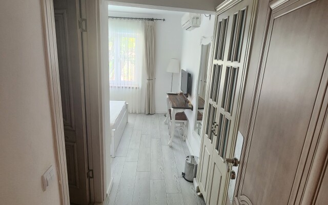 Tarcin Alacati Otel
