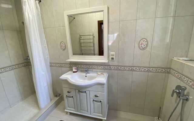 V Kedrovoy Rosche Guest House