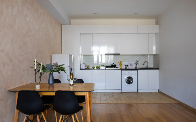 KeyGo #0026, 1 Bedroom, Next To English Park Apartments