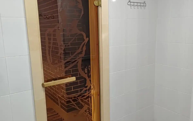 Частный дом с баней и пирсом на берегу пруда