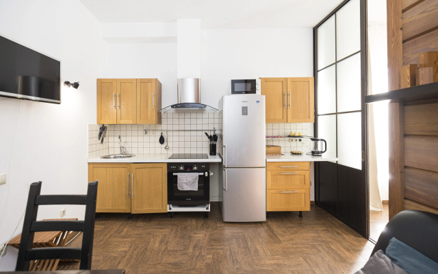 Апартаменты PolyanaHome - видовая спальня с балконом