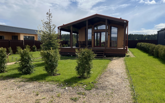 Uyutnyy dom s panoramnymi oknami s vykhodom na terrasu Private house