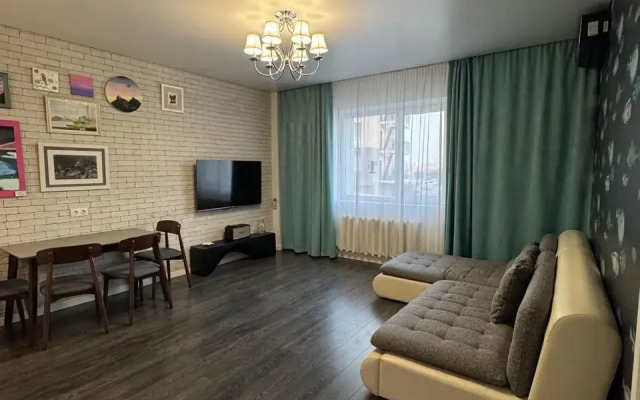 Dvukhkomnatnaya Vozle Morya, Mayak Flat