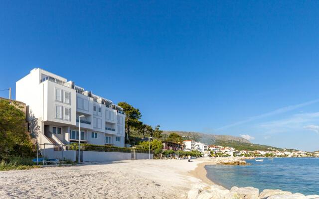 Spacious Beachfront Apartments Tanita