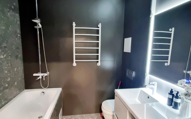 S Dizaynerskim Remontom na Pr. Oktyabryskiy 30B Apartment