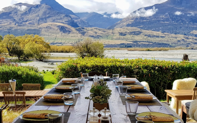 Отель Kinloch Wilderness Retreat