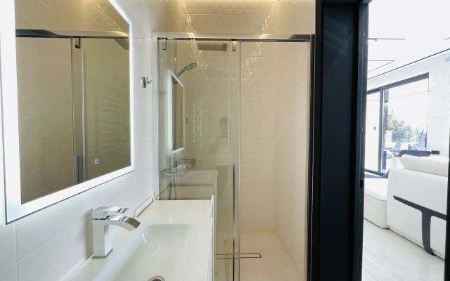 S Basseynom I Baney Villa