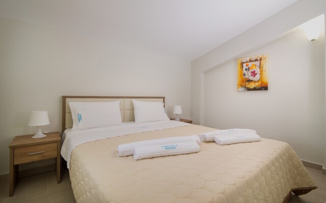 Anneta's House Apartments