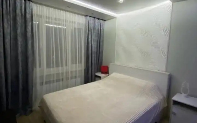 Uyutnaya Tryokhkomnatnaya Kvartira V Tsentre Goroda Flat