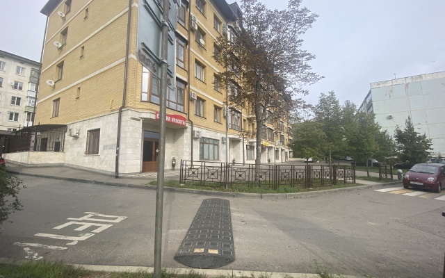 Апартаменты возле Парка на Аллее Строителей by Sutki26