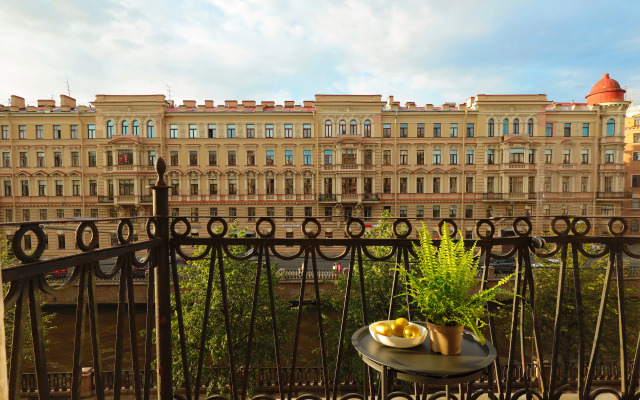 Bird Nest 80 kv.m s Balkonom i Vidom na Naberezhnuyu Kanala Griboedova Apartments