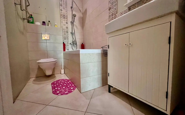 Квартира Уютная студия на Геологоразведчиков 44А