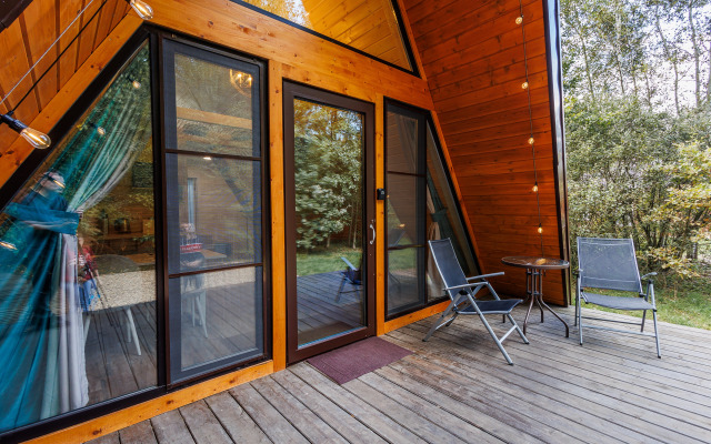 Частный дом А-фрейм для отдыха в дубовом лесу