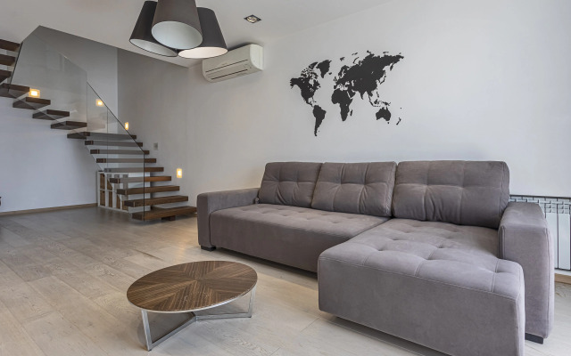 Roskoshnaya dvukhurovnevaya kvartira s sobstvennoy terrasoy Flat