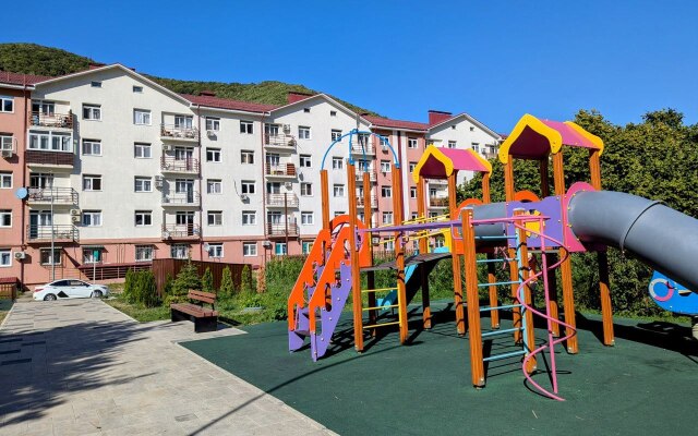 65 m udobnaya dlya semyi naprotiv Kazino s vidom na gory Flat